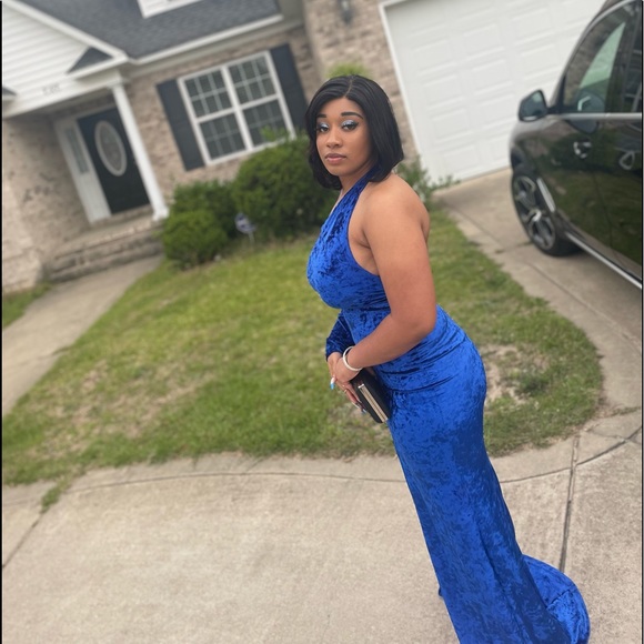 LOVE&LEMONADE One Shoulder Backless Split Thigh Velvet Prom Dress - Picture 3 of 4